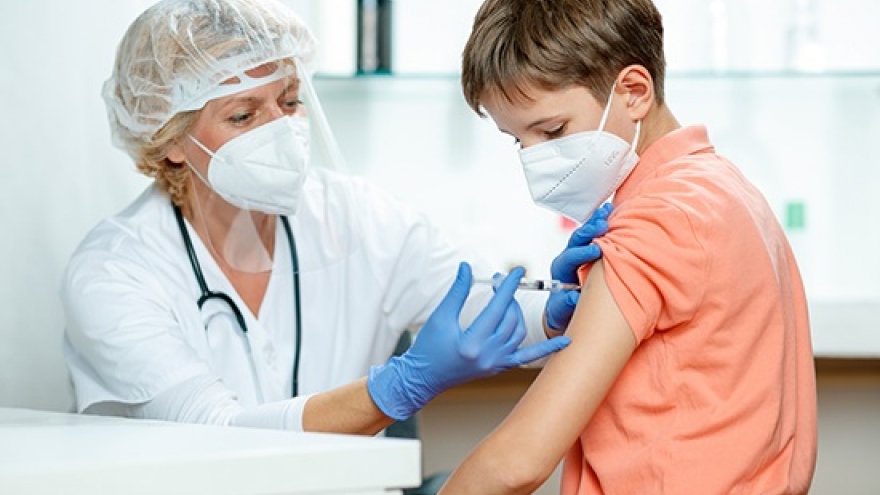 Nhiều nước đẩy mạnh tiêm vaccine ngừa Covid-19 cho trẻ em
